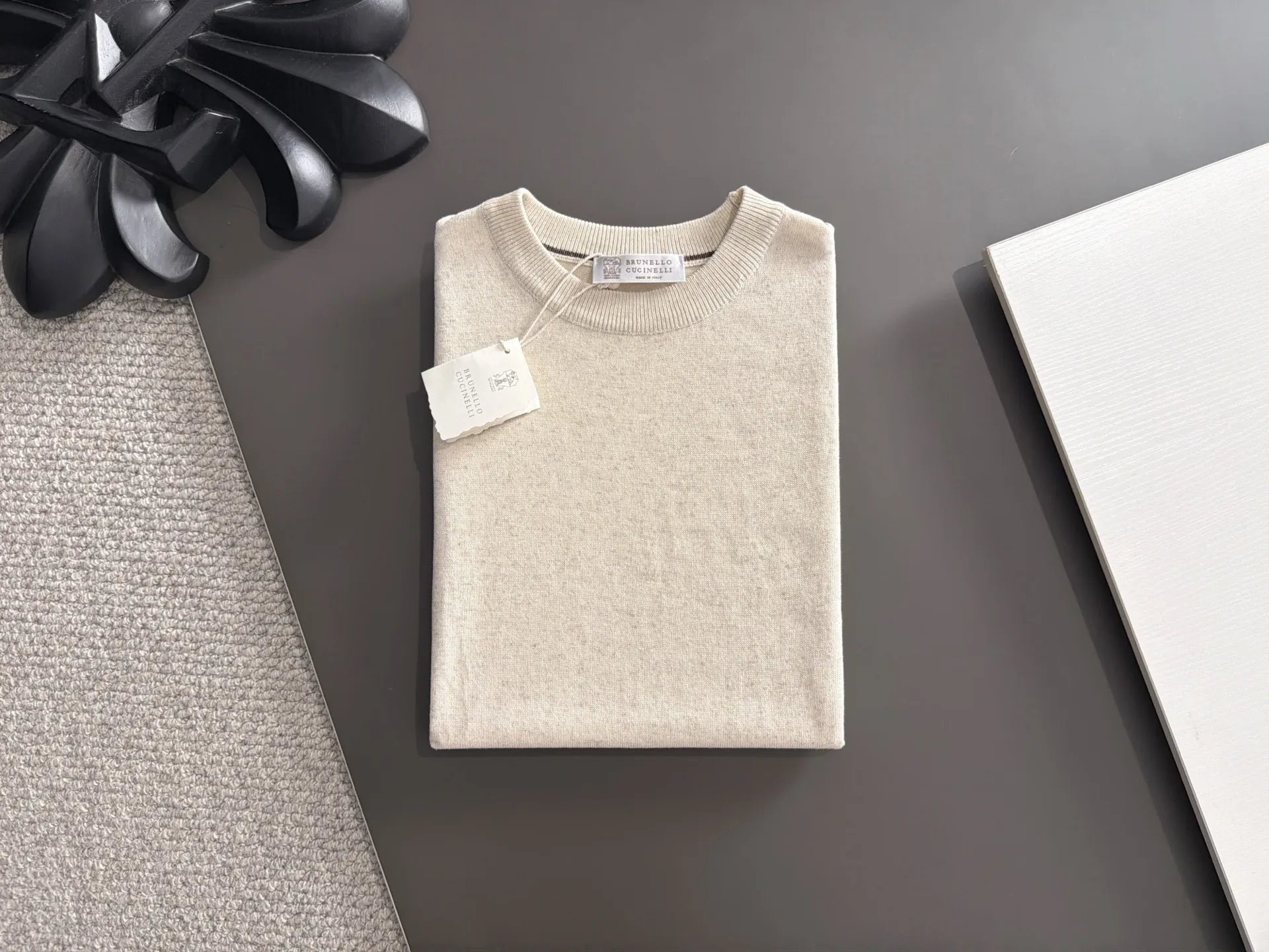 Next day shipment BC high quality-Brunello Cucineli 26ss New Arrival men's short-sleeved T-shirt. Like LP, it belongs to the same old-money style top brand. New Arrival is a top-notch brand. New Arrival Original men's casual short-sleeved. Made of combed cotton yarn knitted cotton-like fabric. Exclusive Premium custom-controlled raw materials. It feels substantial when weighed. The upper body is also more textured than ordinary T-shirts. Fashionable Versatile Hot Sale, skin-friendly and comfortable to wear, premium boutique, exquisite workmanship from Factory, great upper body, essential item for men, complete with three standards Sizes M-3XL